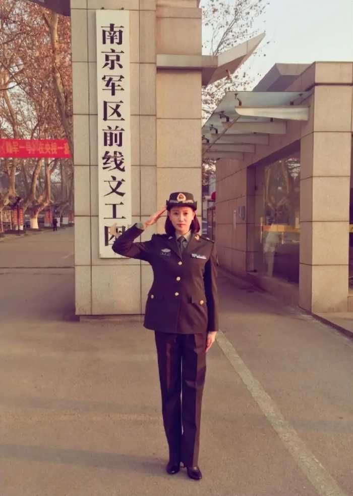 被称为军中之花的侯梦莎，现如今已走上了一条“不归路”！