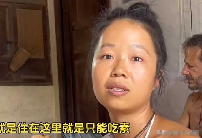 福建女子嫁外国男后“找人共住”引争议，靠捐赠养儿，全家不用纸