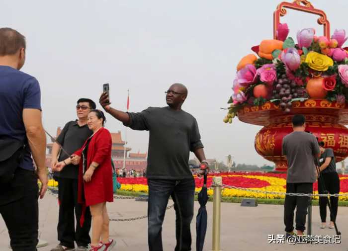 美国男子北京旅游，吃美食喝茅台，买单时暴怒：我们没这么好欺负