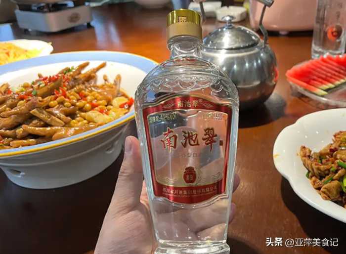 美国男子北京旅游，吃美食喝茅台，买单时暴怒：我们没这么好欺负