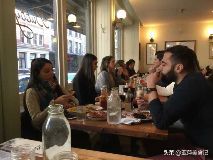 美国男子北京旅游，吃美食喝茅台，买单时暴怒：我们没这么好欺负