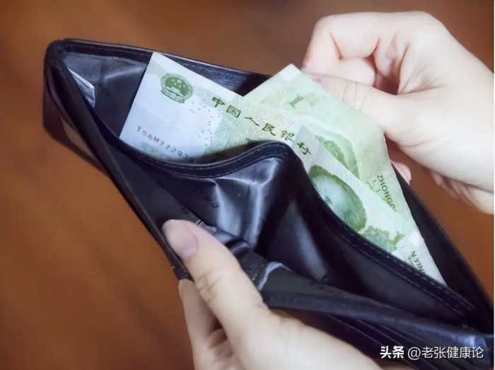 为啥手机支付不香了？越来越多人重新使用现金，3个原因要注意