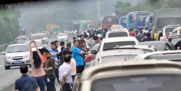 中秋节的一场堵车，撕下了油车最后的遮羞布，油换电迎高峰