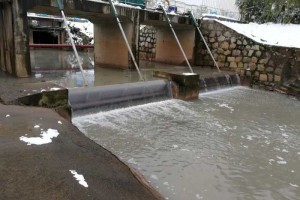 如何用河道流量计测量满出挡水坝的污水有多少？