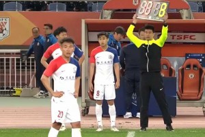 3-0！申花将泰山打回原形，主力后卫成大漏勺，崔康熙颜面扫地