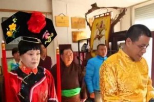 大清已灭亡106年，而乾隆7世孙仍穿龙袍祭祖，家里金碧辉煌