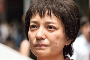 赵薇家族起落：嫂子离婚割走5.2亿，本人泼粪封杀，父亲去世